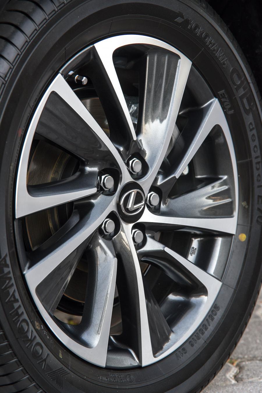 Колеса Lexus CT200h 2018 года  (ZA) (фото 5 из 40)